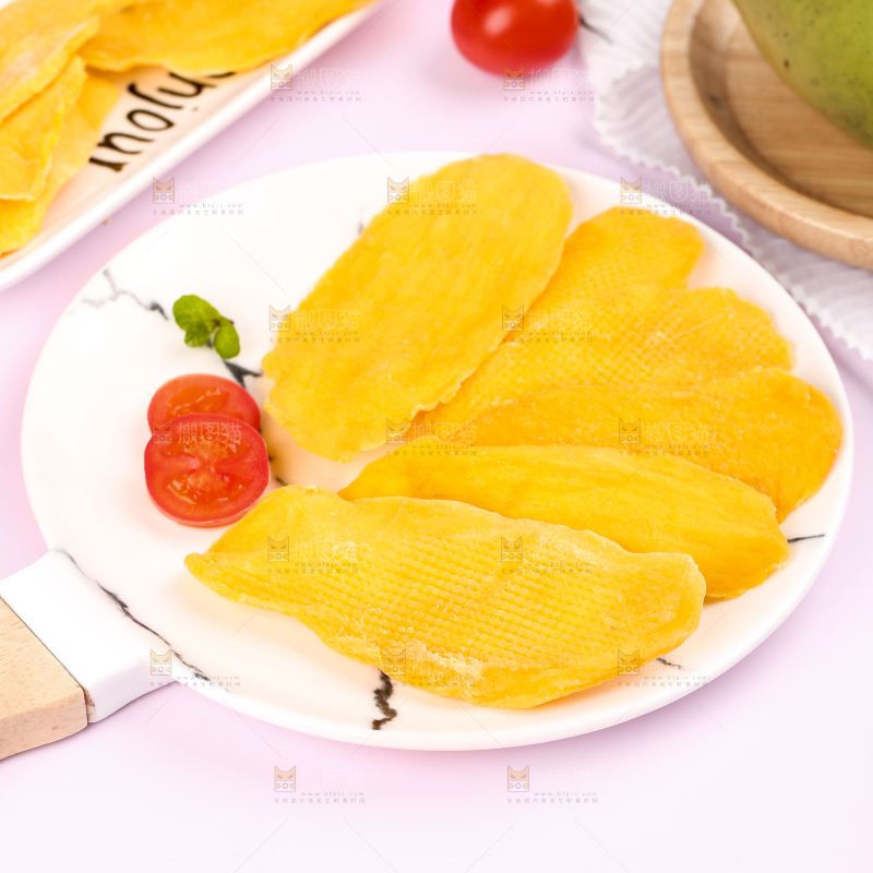 浅底上放着一盘芒果蜜饯