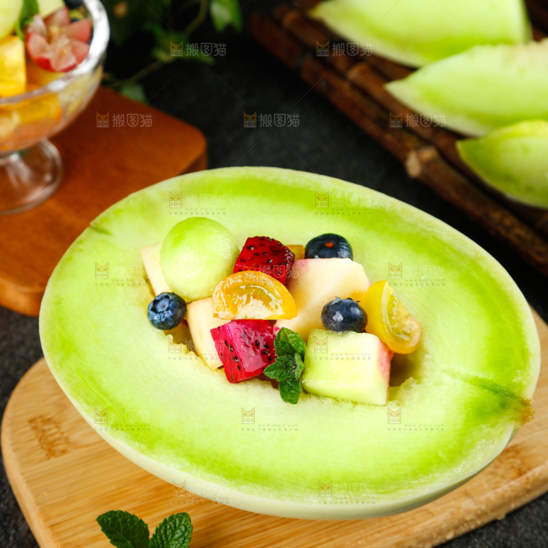 木底上放着切开的海南玉菇甜瓜