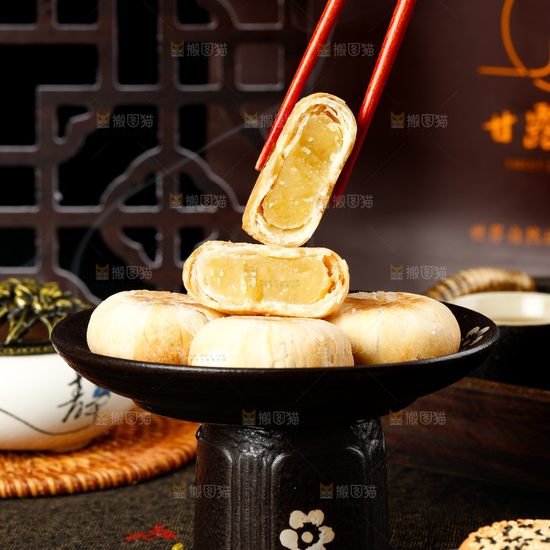 筷子夹着掰开的酥饼