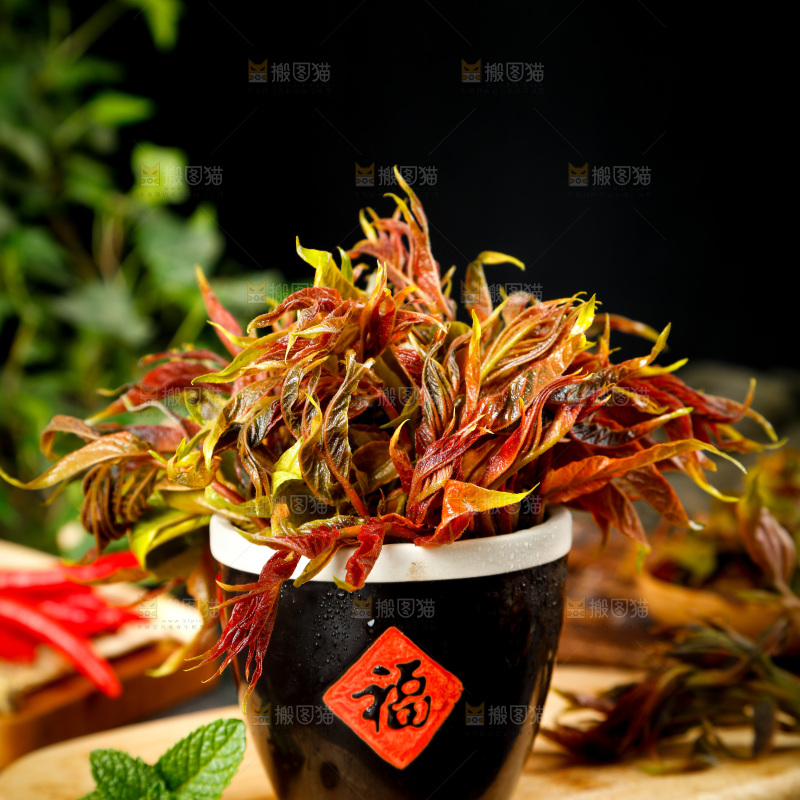 木底上的香椿芽