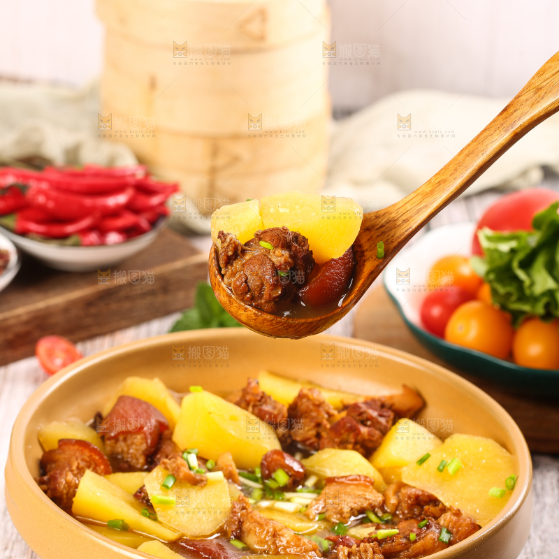 碗里装着土豆炖肉