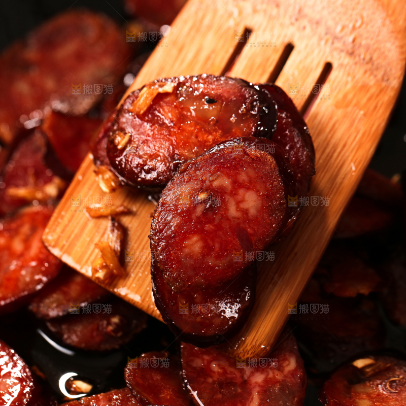 锅里炒着熏腊肠