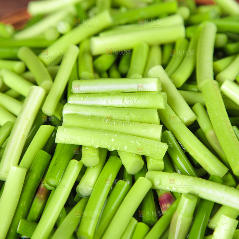 深底上放着新鲜蒜苔段