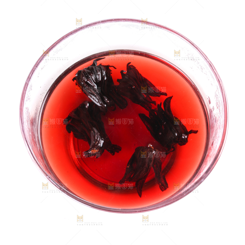 白底上放着一杯洛神花茶