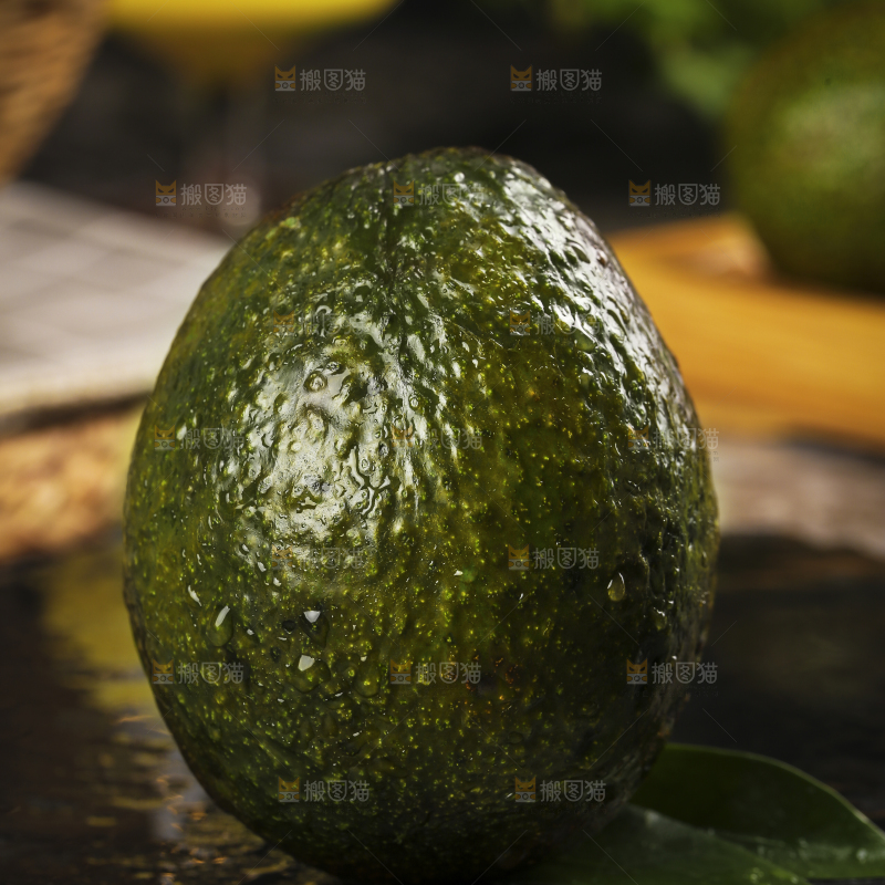 黑石板上放着巨无霸牛油果