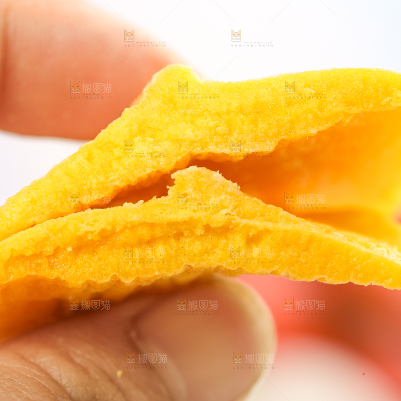 手拿芒果干