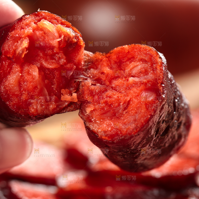 手里拿着熏肉肠