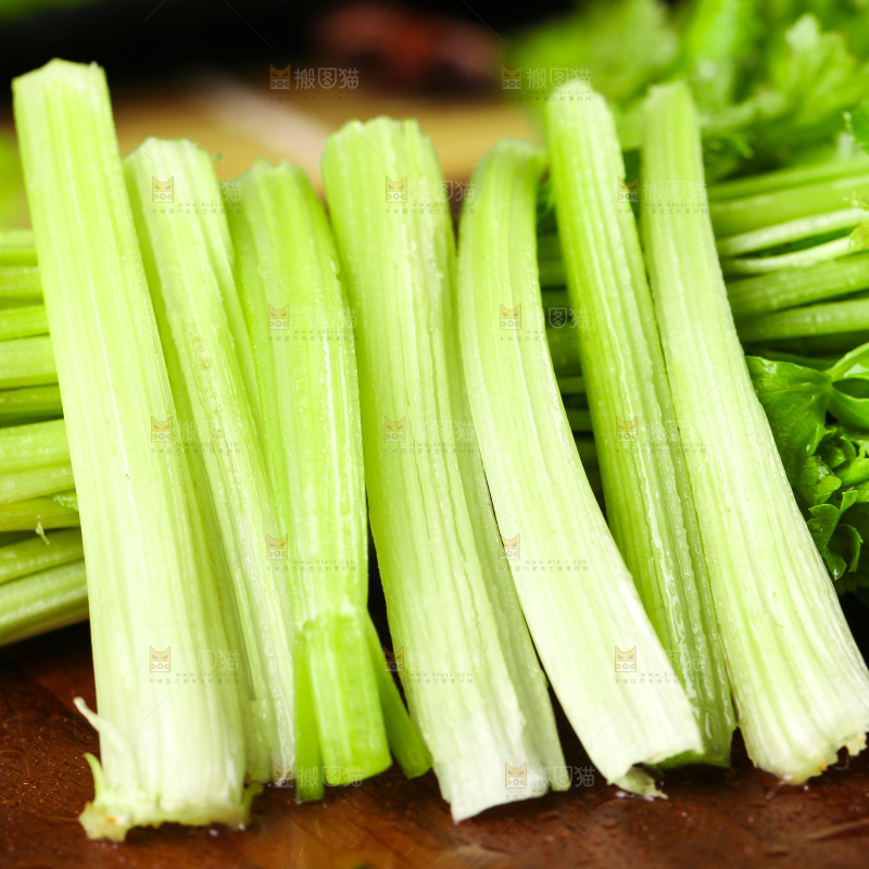 深底上的新鲜小香芹