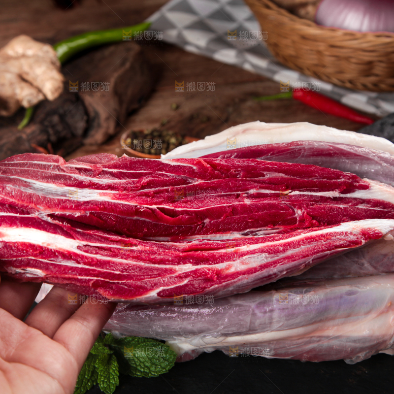 黑石板上的草原散养牛腿肉