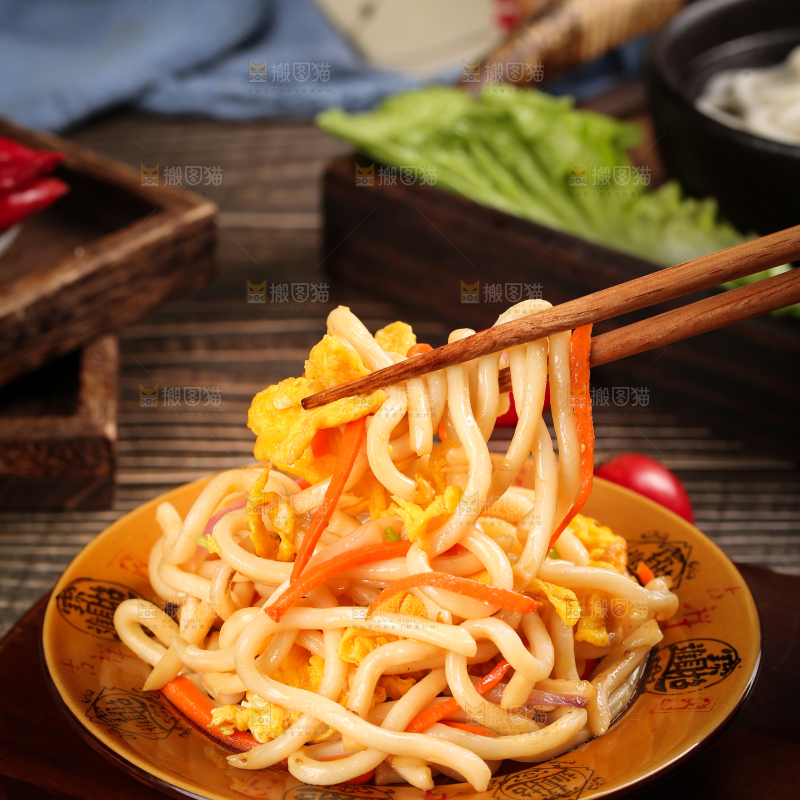 盘子里装着乌冬面炒鸡蛋