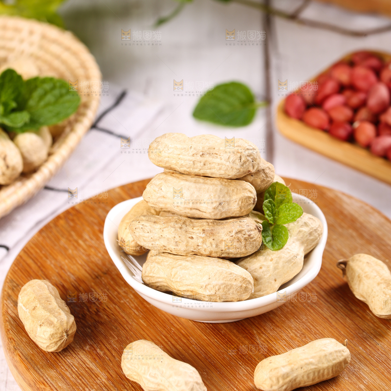 木底上放着一碟东北红皮花生