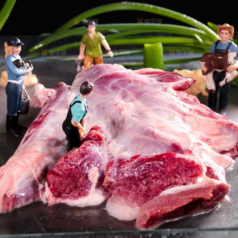 盘子里装着牛腿肉
