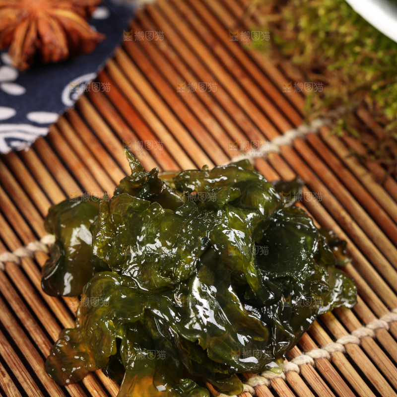 竹底上放着野生地皮菜