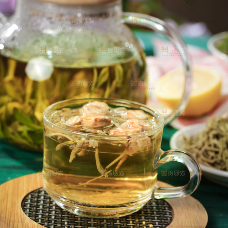杯子里装着金银花茶