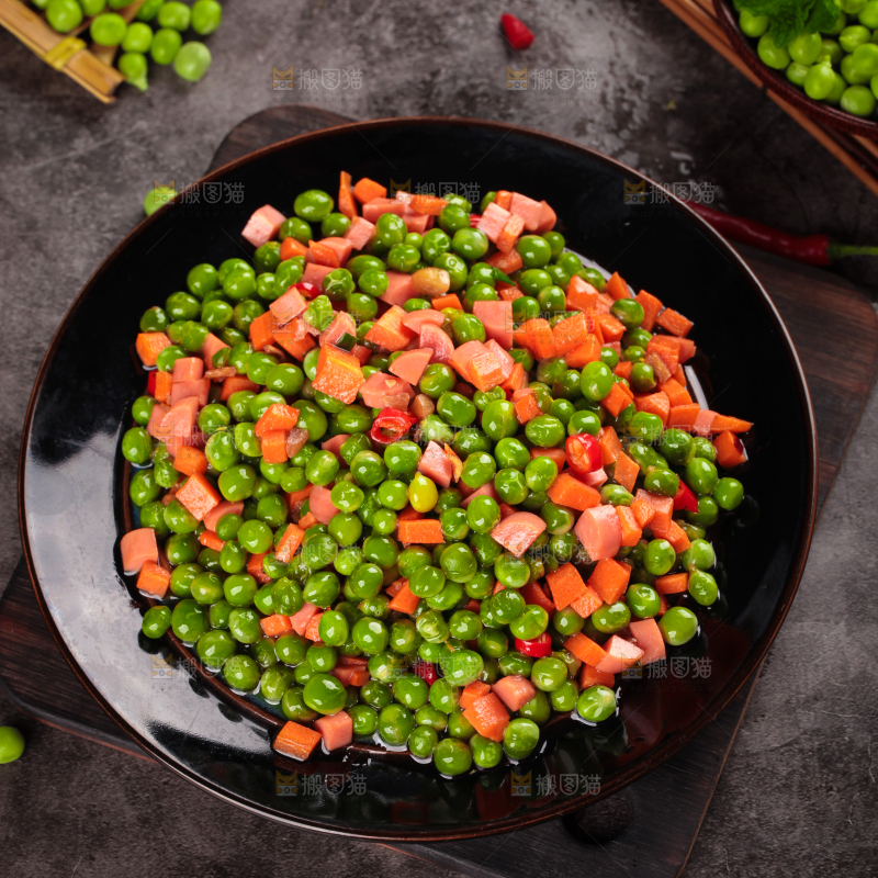 盘子里装着豌豆炒火腿肠