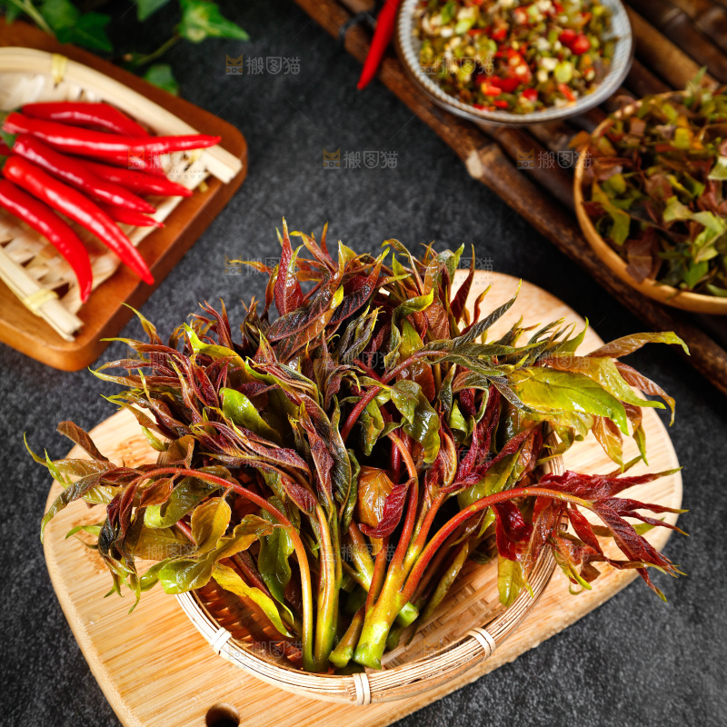 木底上的新鲜香椿芽