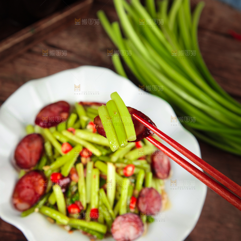 深底上放着一盘蒜苔炒腊肠