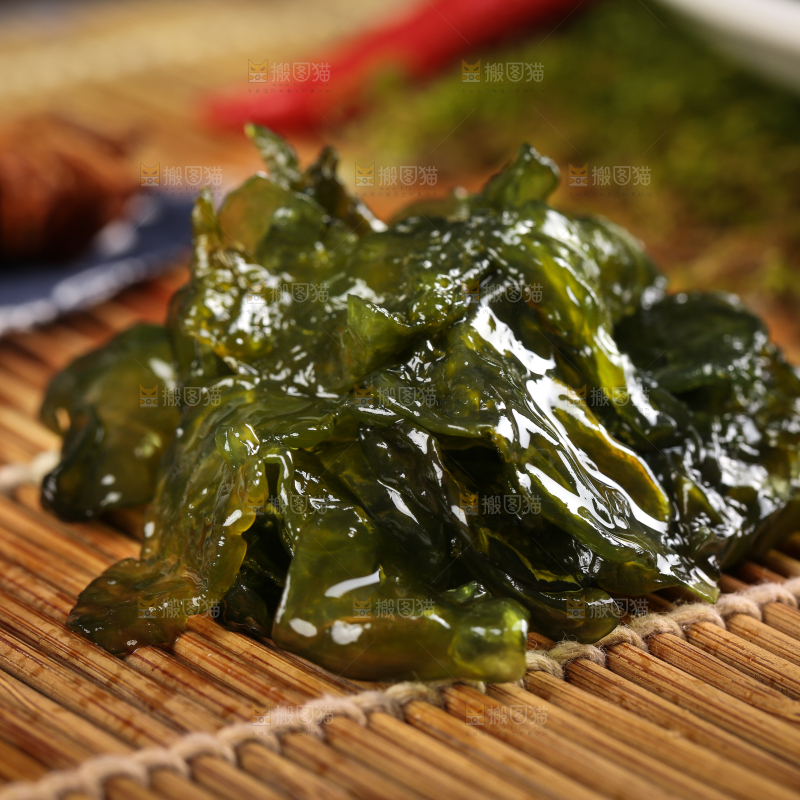 竹底上放着野生地皮菜