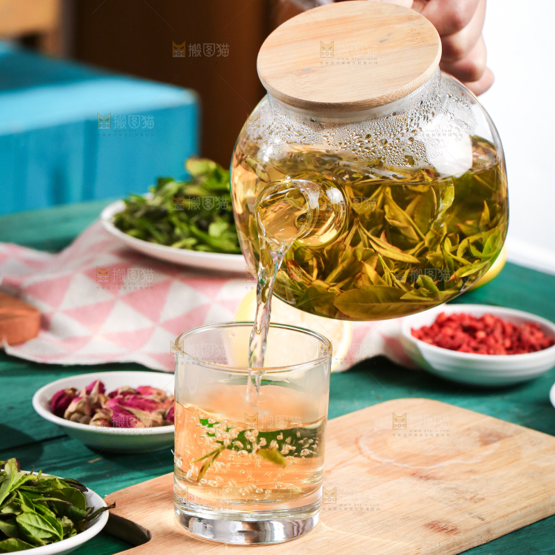 杯子里泡着绿茶