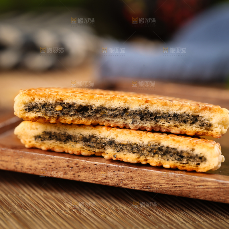 木板上放着黄石港饼