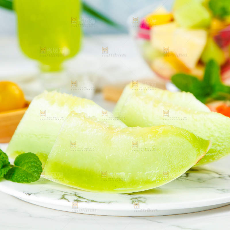 盘子里放着切开的玉菇甜瓜