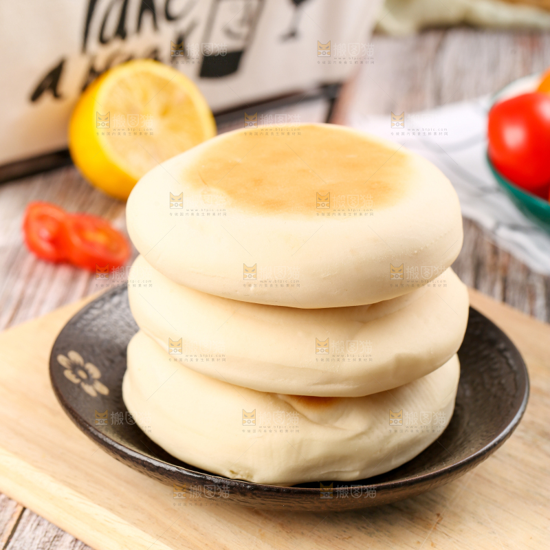 盘子里装着饼子