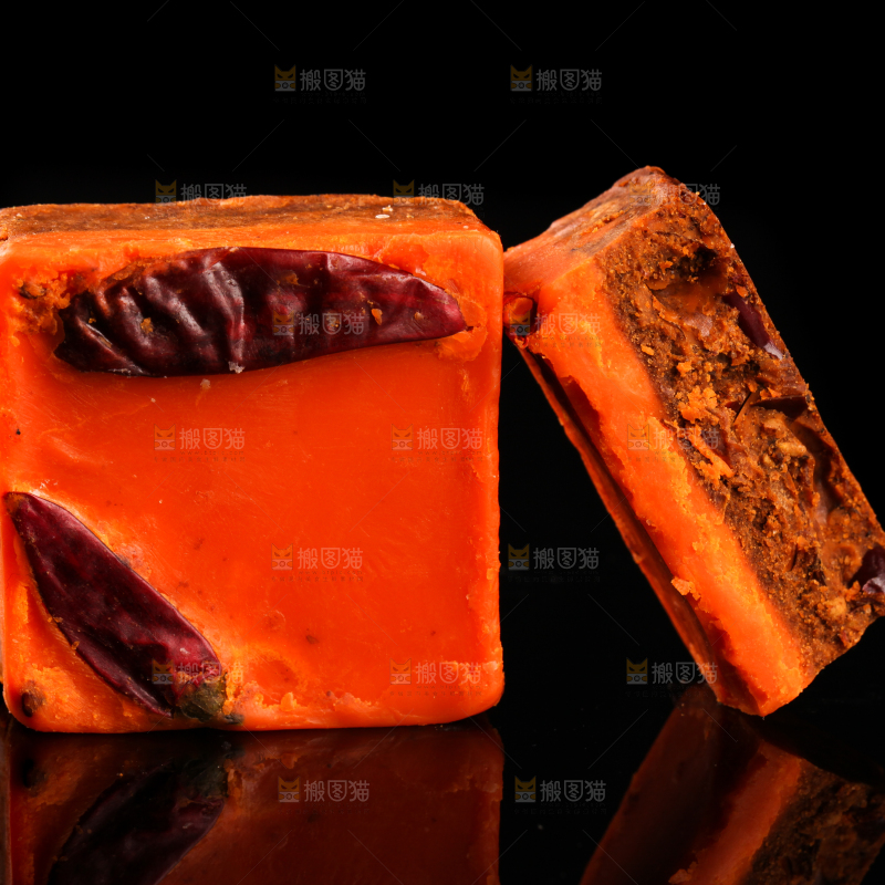 黑底上的红油火锅料