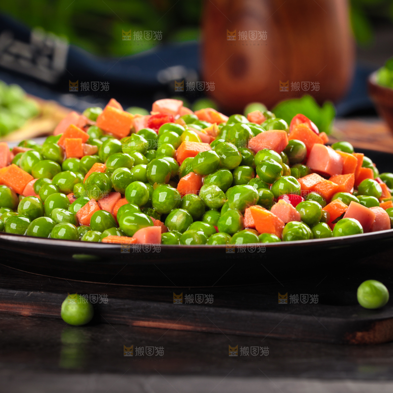 盘子里装着豌豆炒火腿肠