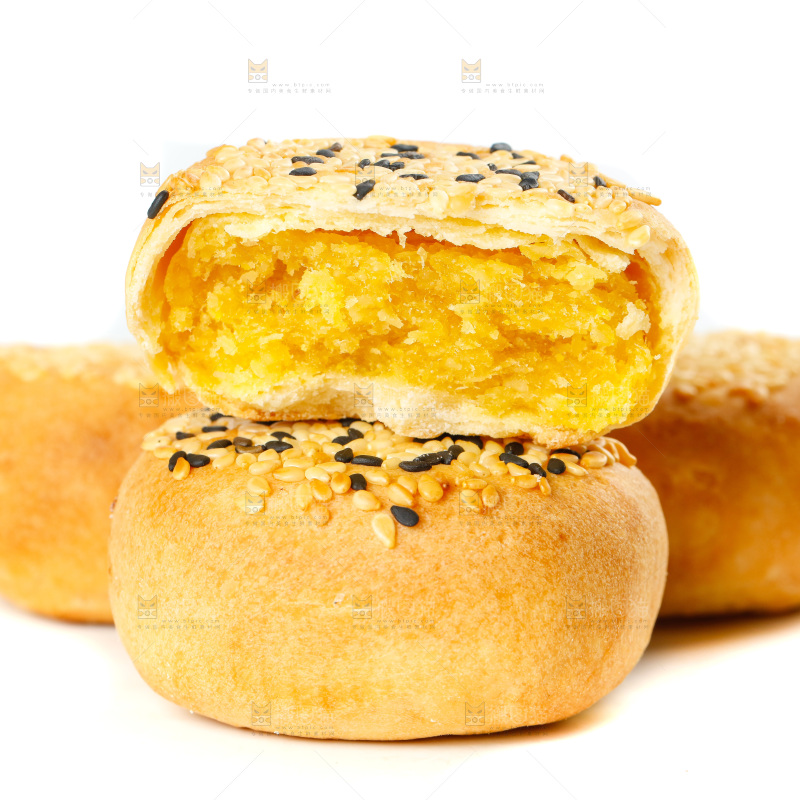 掰开的酥饼放在白底上