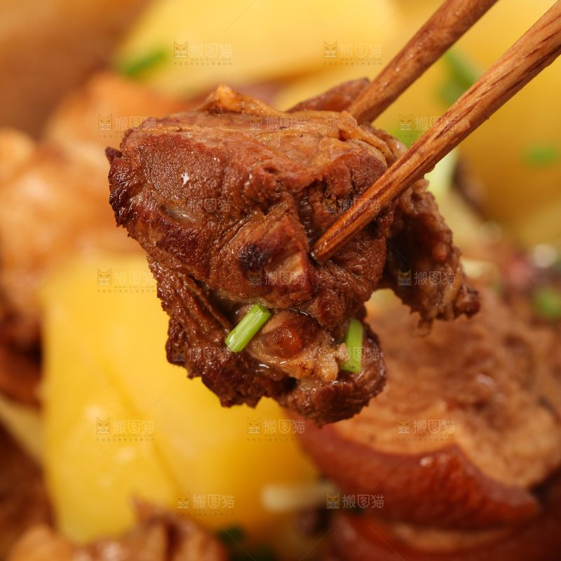 碗里装着土豆炖肉