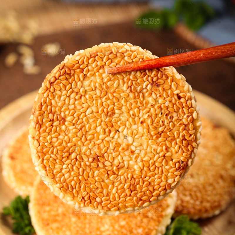 盘子里装着小饼子