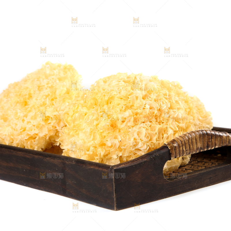 一盘古田银耳放在白底上