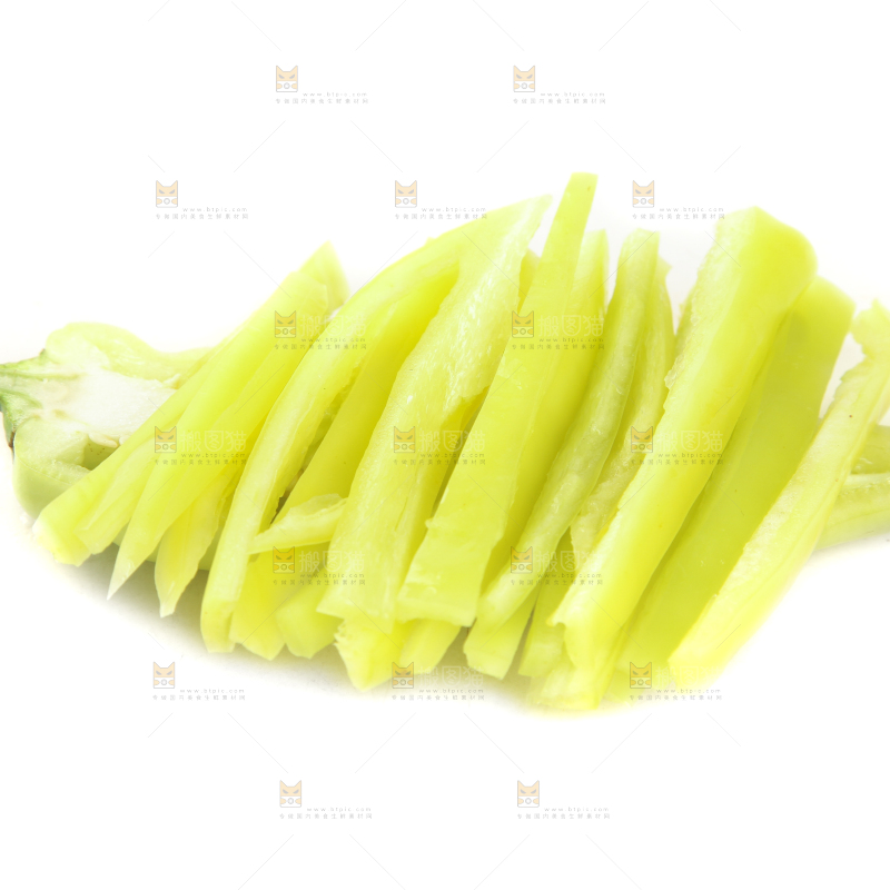 新鲜的黄辣椒丝放在白底上