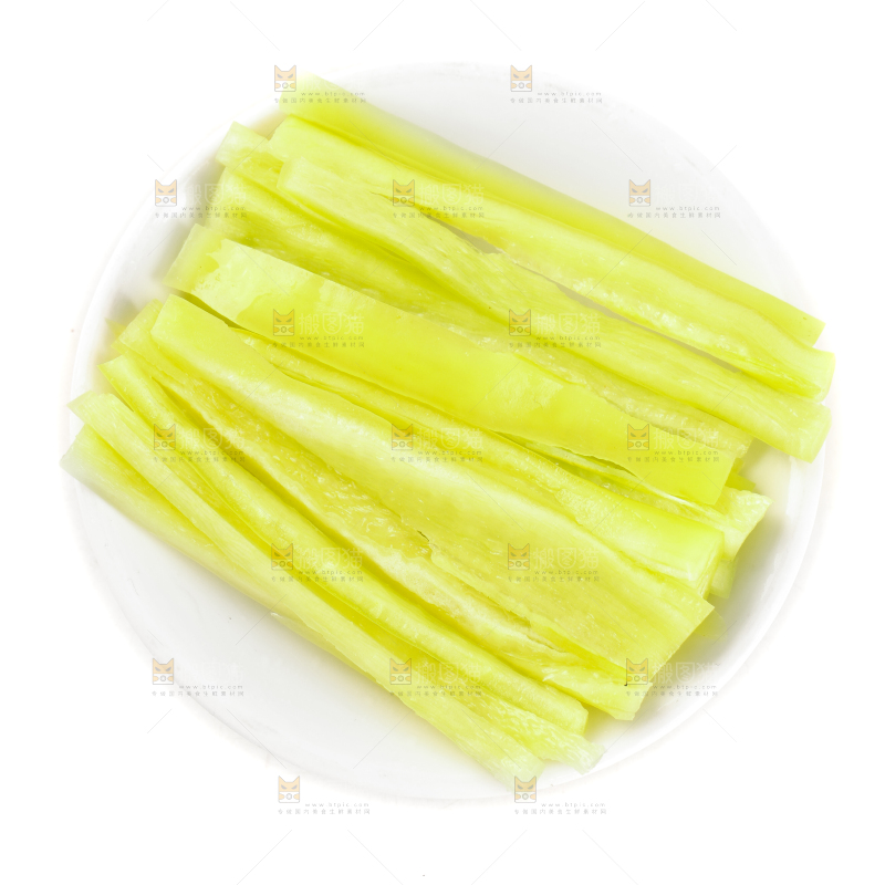 一盘黄辣椒丝放在白底上