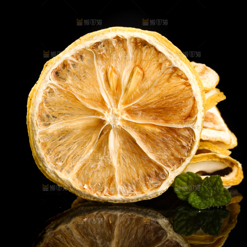 黑底上的柠檬干片