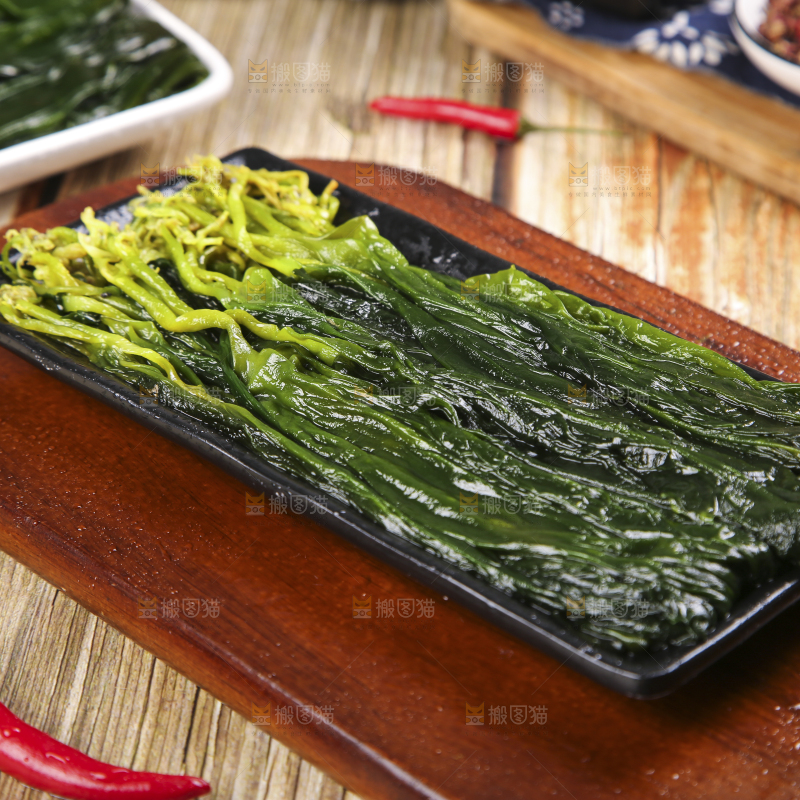 盘子里装着海芥菜