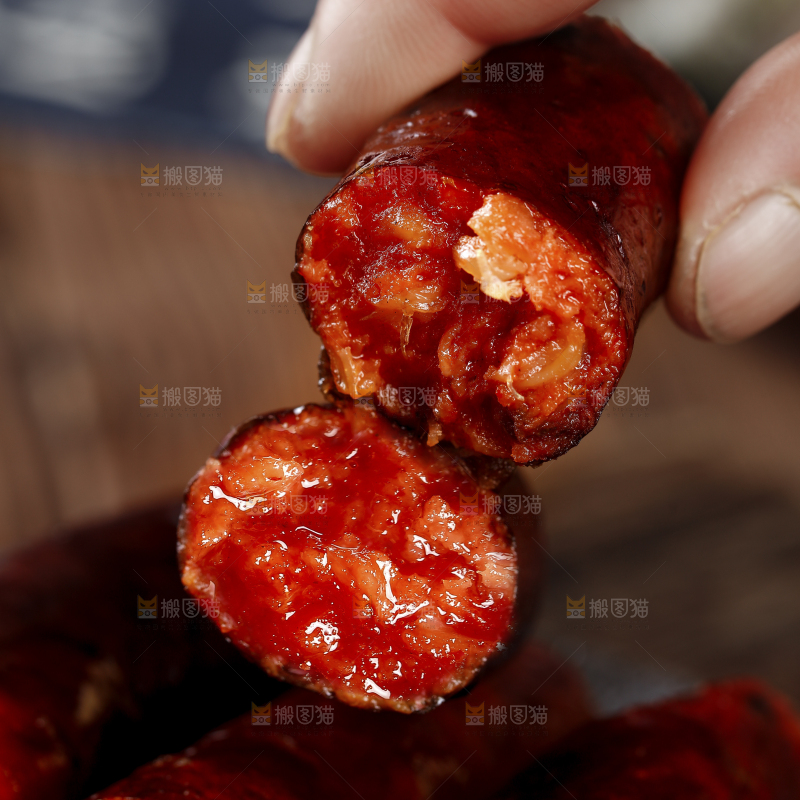 盘子里装着烟熏腊肠