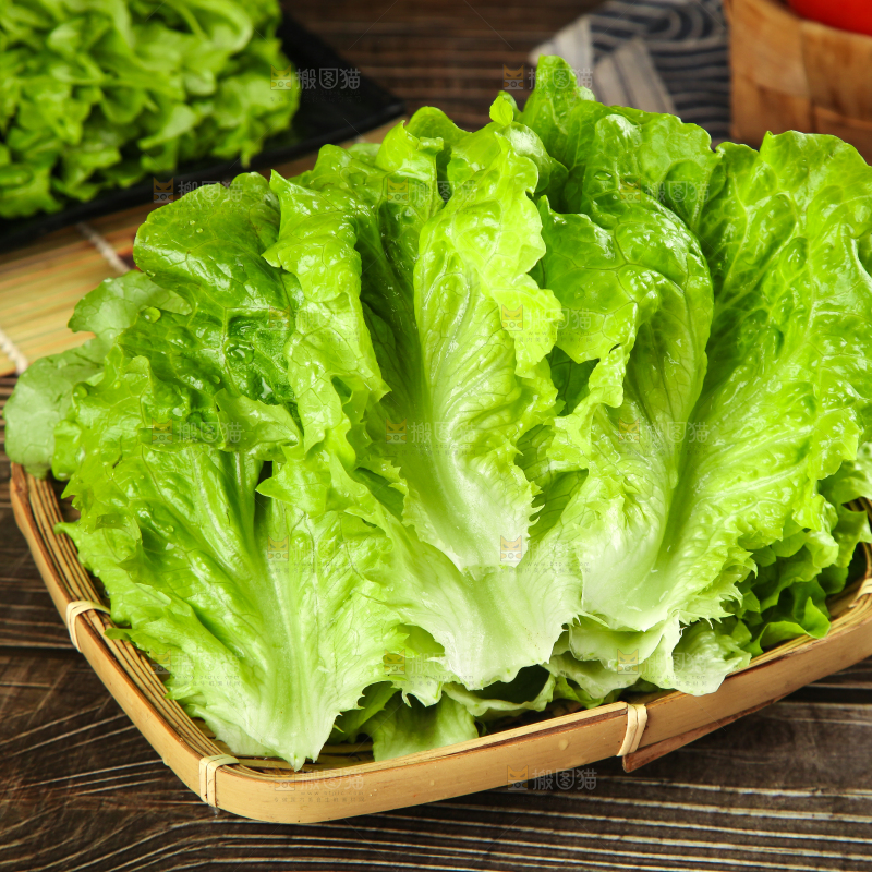 木底上放着一盘意大利生菜