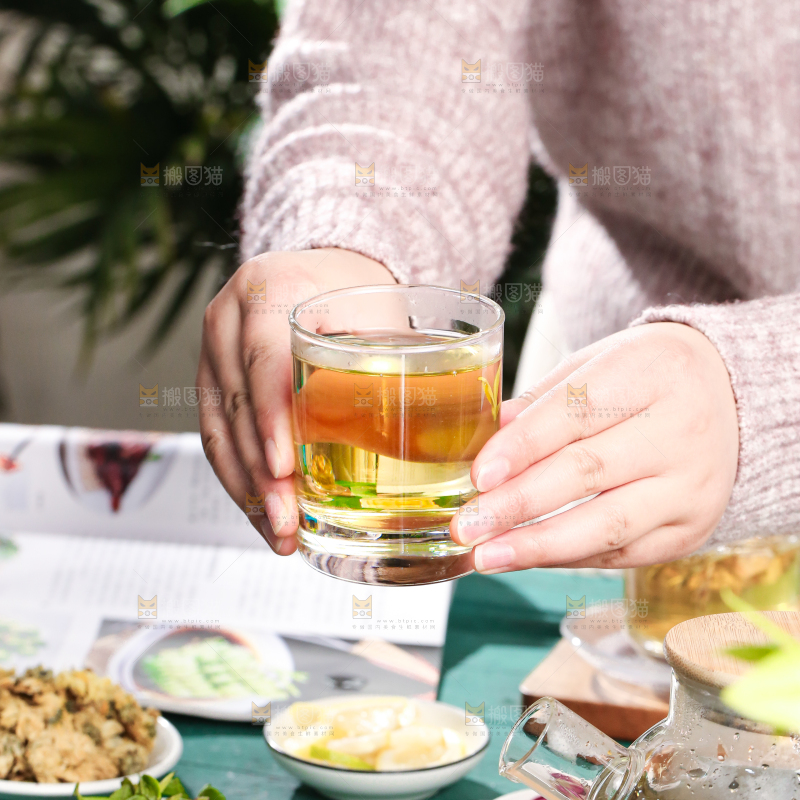 杯子里泡着绿茶