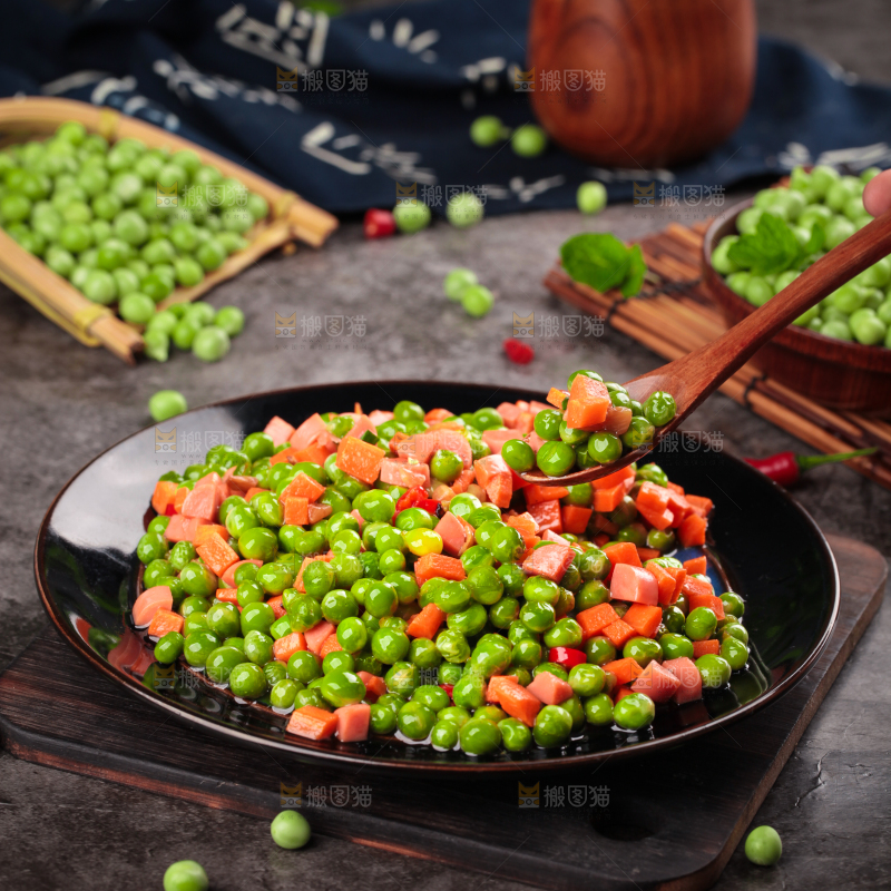 盘子里装着豌豆炒火腿肠