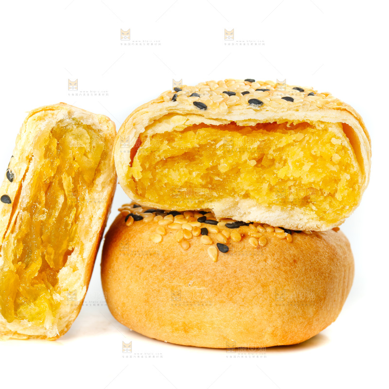 掰开的酥饼放在白底上