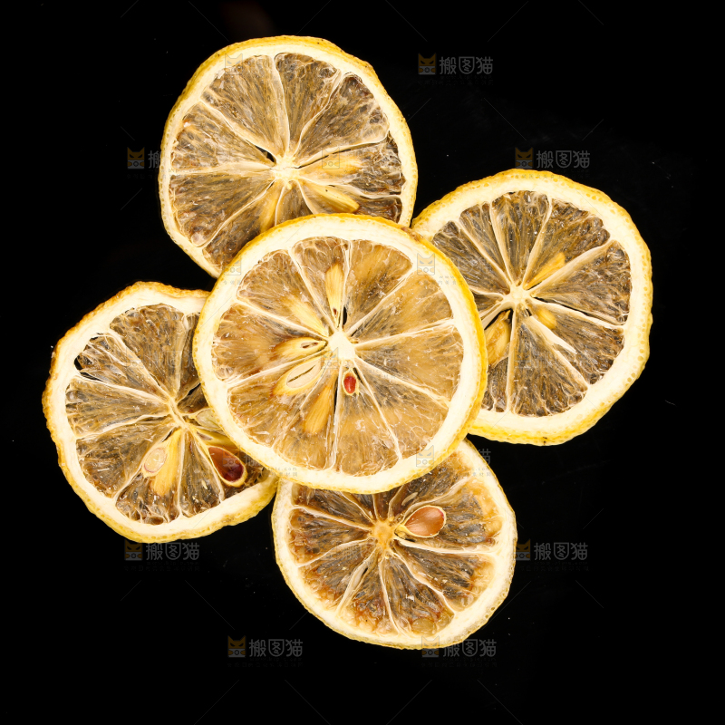 黑底上的柠檬干片