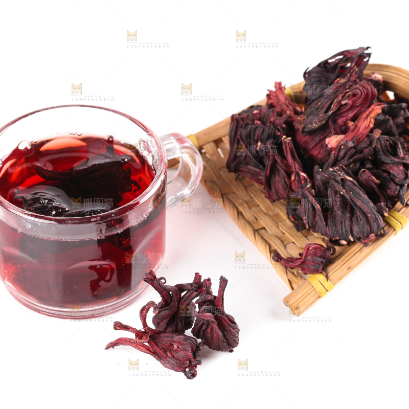 白底上放着一杯洛神花茶