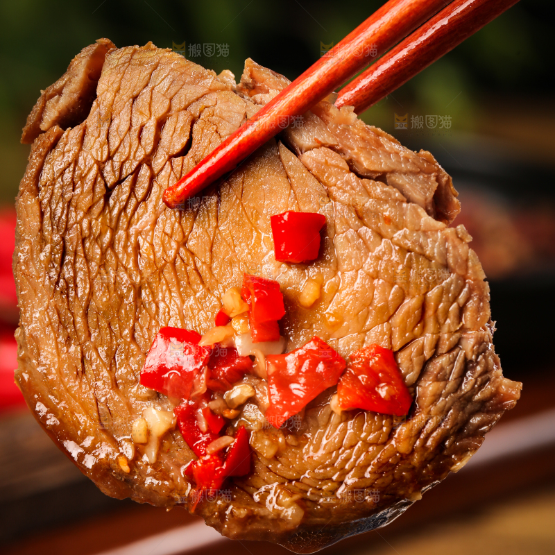 筷子上夹着卤牛肉