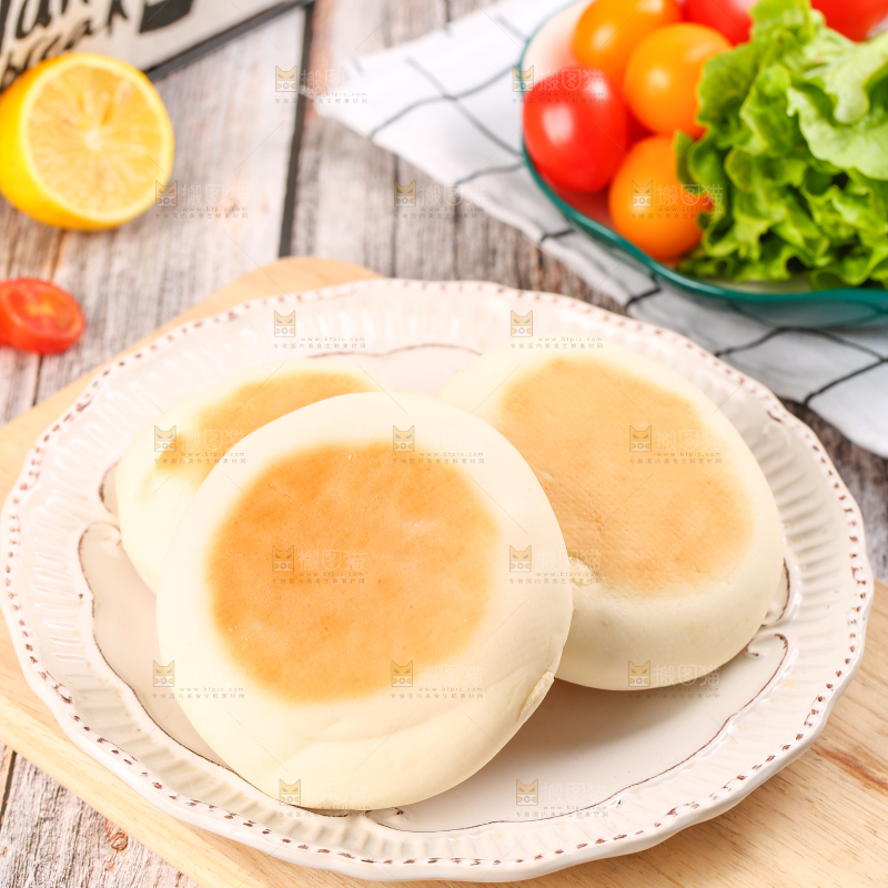 盘子里装着饼子