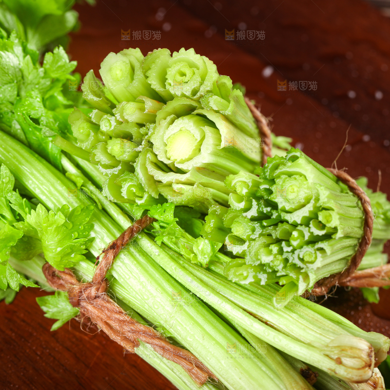 木底上放着切开的新鲜山芹菜