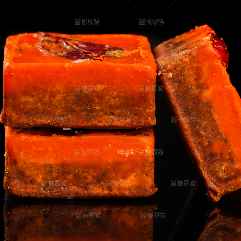 黑底上的麻辣火锅料