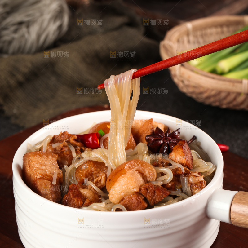 碗里装着猪肉炖粉条