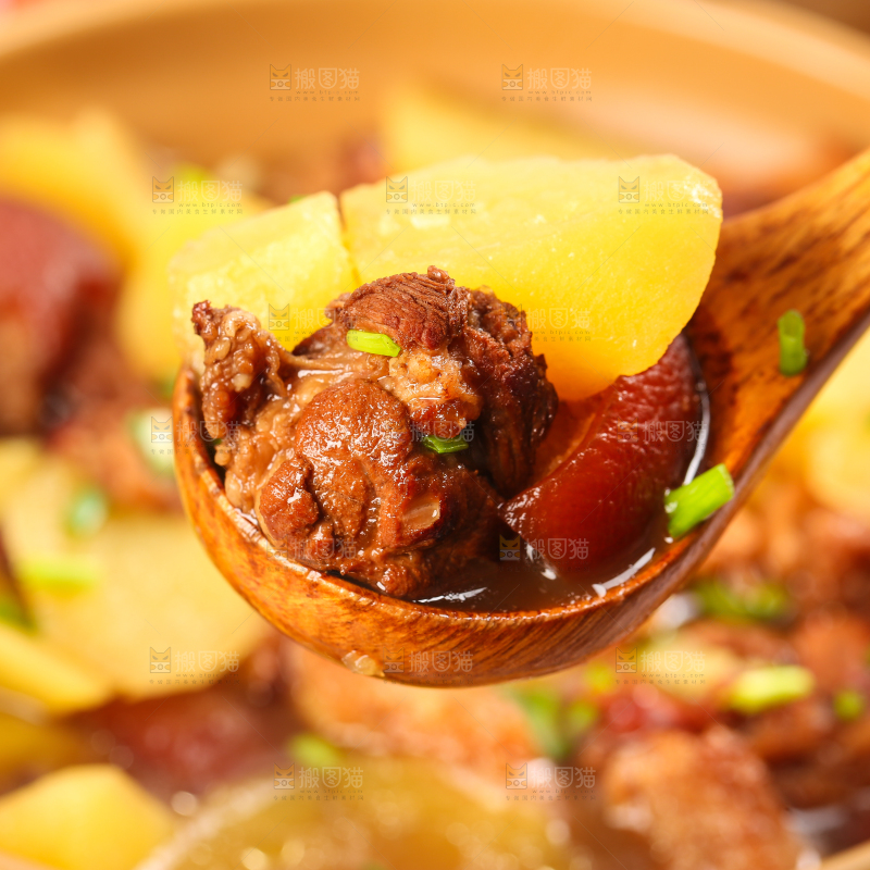 碗里装着土豆炖肉
