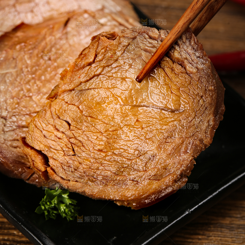 盘子里装着五香牛肉